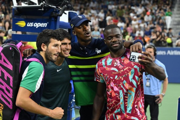De izda. a dcha. Sebastián Yatra, Carlos Alcaraz, Jimmy Butler y Frances Tiafoe, tras la exhibición Stars of the Open. De izda. a dcha. Sebastián Yatra, Carlos Alcaraz, Jimmy Butler y Frances Tiafoe, tras la exhibición Stars of the Open.