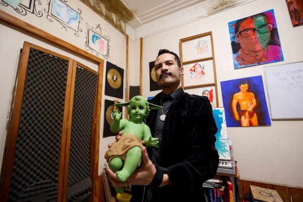 El artista mexicano Yurex Corp muestra su obra el Niño Dios Baby Yoda el 25 de enero de 2021, en Ciudad de México (México). El artista mexicano Yurex Corp muestra su obra el Niño Dios Baby Yoda el 25 de enero de 2021, en Ciudad de México (México).