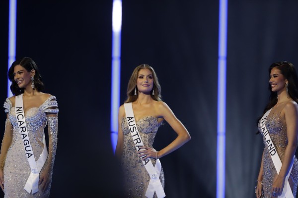 El top 3 final del Miss Universe 2023, Miss Tailandia, Anntonia Porsild (d); Miss Australia, Moraya Wilson (c), y Miss Nicaragua, Sheynnis Palacios, posan antes de conocerse la ganadora hoy. El top 3 final del Miss Universe 2023, Miss Tailandia, Anntonia Porsild (d); Miss Australia, Moraya Wilson (c), y Miss Nicaragua, Sheynnis Palacios, posan antes de conocerse la ganadora hoy.