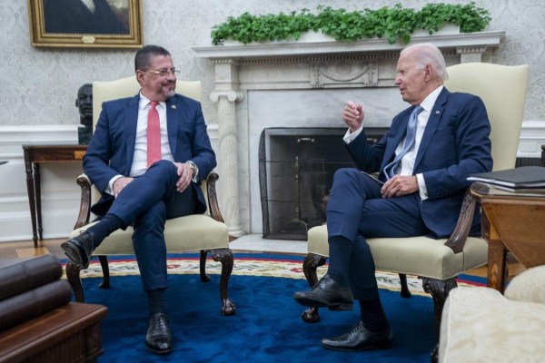 El presidente estadounidense Joe Biden conversa con el presidente costarricense Rodrigo Chaves Robles en la Oficina Oval de la Casa Blanca en Washington, DC. El presidente estadounidense Joe Biden conversa con el presidente costarricense Rodrigo Chaves Robles en la Oficina Oval de la Casa Blanca en Washington, DC.