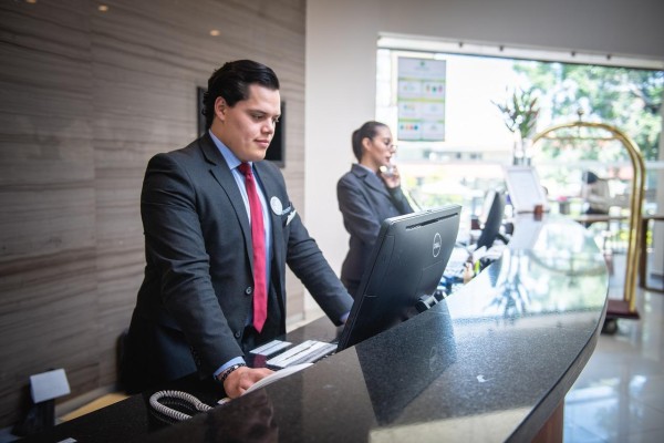 El cálculo incluye unos $13 millones en el sector hotelero y, cancelaciones por visita de turistas al país que superan las 68,000 personas hasta el próximo mes de enero de 2024. El cálculo incluye unos $13 millones en el sector hotelero y, cancelaciones por visita de turistas al país que superan las 68,000 personas hasta el próximo mes de enero de 2024.