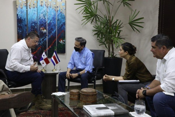Chaves y Cortizo se reunieron en las instalaciones del aeropuerto Marcos A. Gelabert, de Albrook. Chaves y Cortizo se reunieron en las instalaciones del aeropuerto Marcos A. Gelabert, de Albrook.