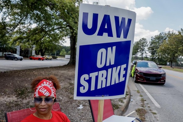 Los paros, que involucran ya a más de 40.000 miembros de la UAW en la primera huelga simultánea de los tres grandes fabricantes de automóviles de Estados Unidos. Los paros, que involucran ya a más de 40.000 miembros de la UAW en la primera huelga simultánea de los tres grandes fabricantes de automóviles de Estados Unidos.