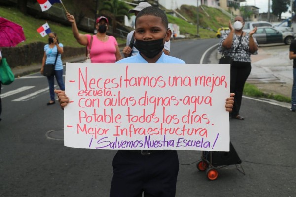 Protesta de estudiantes, profesores y padres de familia del Instituto Dr. Alfredo Cantón en San Miguelito Protesta de estudiantes, profesores y padres de familia del Instituto Dr. Alfredo Cantón en San Miguelito
