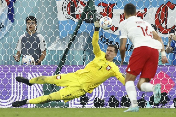 Un penal a favor de Argentina fue atajado por el portero polaco. Un penal a favor de Argentina fue atajado por el portero polaco.