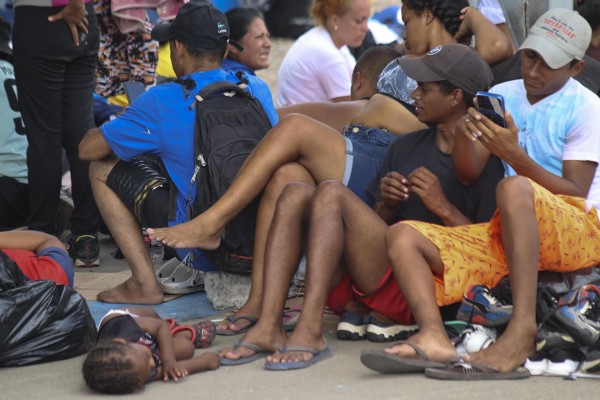 Migrantes esperan para ser trasladados hoy, en un refugio Campo Ferial en Paso Canoas, en la frontera entre Panamá y Costa Rica. Migrantes esperan para ser trasladados hoy, en un refugio Campo Ferial en Paso Canoas, en la frontera entre Panamá y Costa Rica.
