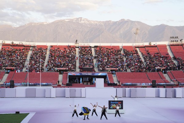 Fiu, la mascota de los juegos, se presenta con artistas durante la inauguración de los Juegos Parapanamericanos 2023 hoy, en el estadio Nacional en Santiago (Chile) Fiu, la mascota de los juegos, se presenta con artistas durante la inauguración de los Juegos Parapanamericanos 2023 hoy, en el estadio Nacional en Santiago (Chile)