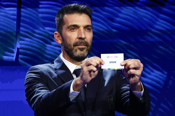 Gianluigi Buffon muestra el nombre de España en el sorteo de la Eurocopa que se ha celebrado en Hamburgo, Alemania. Gianluigi Buffon muestra el nombre de España en el sorteo de la Eurocopa que se ha celebrado en Hamburgo, Alemania.