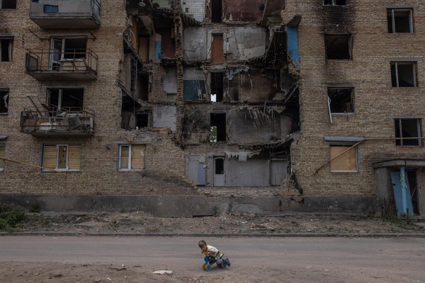 Un niño transita por una zona de guerra en Ucrania Un niño transita por una zona de guerra en Ucrania