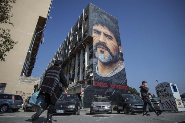 Mural con la imagen del exfutbolista argentino Diego Armando Maradona, realizado por el artista italiano Jorit Agoch, en un edificio del barrio San Giovanni a Teduccio, en Nápoles. Mural con la imagen del exfutbolista argentino Diego Armando Maradona, realizado por el artista italiano Jorit Agoch, en un edificio del barrio San Giovanni a Teduccio, en Nápoles.