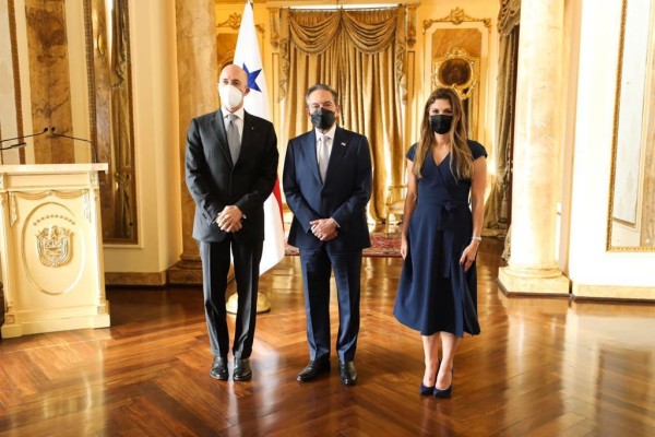 Momentos en que el presidente Laurentino Cortizo recibe las credenciales de los embajadores. Momentos en que el presidente Laurentino Cortizo recibe las credenciales de los embajadores.