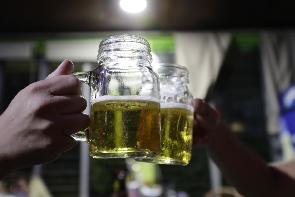 Dos hombres beben cerveza en una cervecería, el 1 de septiembre de2023, en San Salvador (El Salvador). Dos hombres beben cerveza en una cervecería, el 1 de septiembre de2023, en San Salvador (El Salvador).