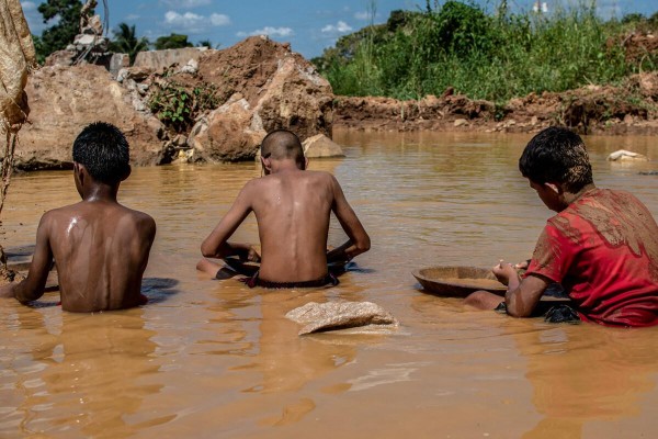 Niños mineros en Venezuela Niños mineros en Venezuela