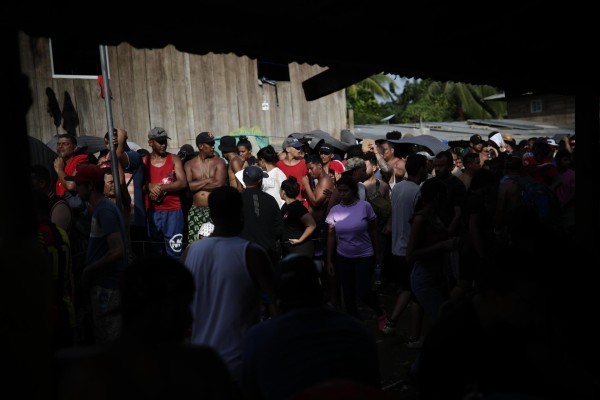 Decenas de migrantes fueron registrados el pasado 14 de septiembre al hacer fila para dar sus datos personales a agentes de migración Decenas de migrantes fueron registrados el pasado 14 de septiembre al hacer fila para dar sus datos personales a agentes de migración