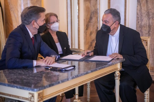 Laurentino Cortizo, presidente de Panamá (i) junto a Dra. Paulina Franceschi, del Pacto Bicentenario (c) y monseñor José Domingo Ulloa, arzobispo de Panamá (d). Laurentino Cortizo, presidente de Panamá (i) junto a Dra. Paulina Franceschi, del Pacto Bicentenario (c) y monseñor José Domingo Ulloa, arzobispo de Panamá (d).