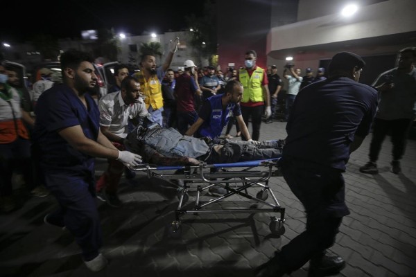 Vista de personas que llevan a un periodista palestino herido en Gaza, el 10 de octubre de 2023. Vista de personas que llevan a un periodista palestino herido en Gaza, el 10 de octubre de 2023.
