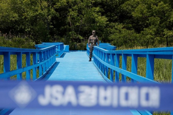 Soldados norcoreanos montan guardia en la zona de seguridad conjunta (JSA) de la Zona Desmilitarizada (DMZ) en la localidad de Panmunjom en Paju, Corea del Sur, en una foto de 2019. Soldados norcoreanos montan guardia en la zona de seguridad conjunta (JSA) de la Zona Desmilitarizada (DMZ) en la localidad de Panmunjom en Paju, Corea del Sur, en una foto de 2019.