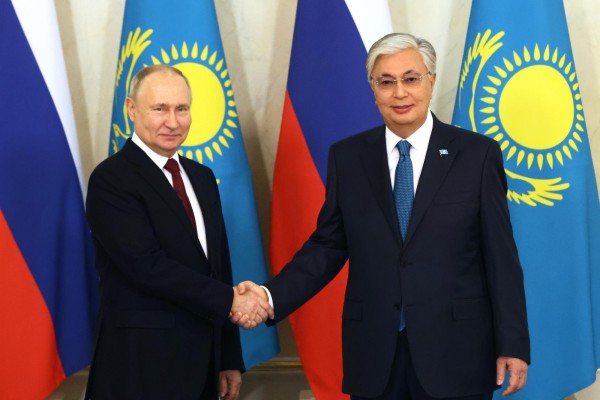 El presidente ruso, Vladimir Putin (I), y su homologo kazajo, Kasim-Yomart Tokáyev, se estrechan la mano durante una reunión en la residencia presidencial de Akorda en Astaná. El presidente ruso, Vladimir Putin (I), y su homologo kazajo, Kasim-Yomart Tokáyev, se estrechan la mano durante una reunión en la residencia presidencial de Akorda en Astaná.