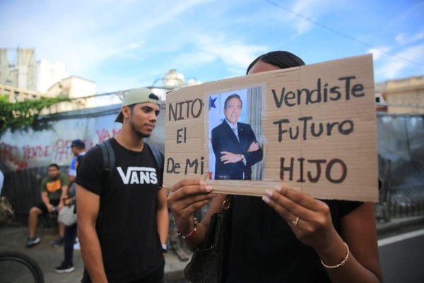 Protestas contra el contrato Ley entre el Ejecutivo y Minera Panamá Protestas contra el contrato Ley entre el Ejecutivo y Minera Panamá