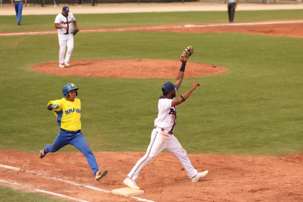 Brasil anotó carreras en la parte alta del séptimo 'inning'. Brasil anotó carreras en la parte alta del séptimo 'inning'.