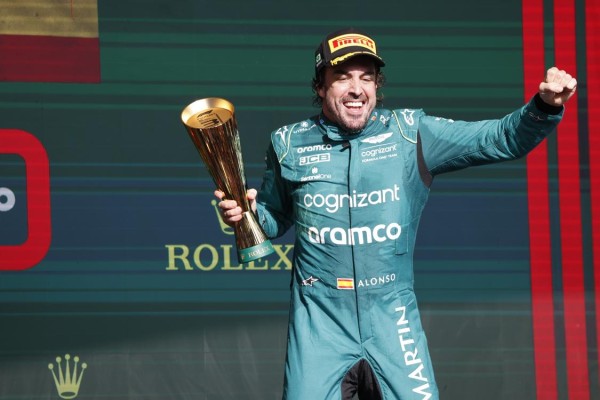 El español Fernando Alonso de Alpine celebra hoy, tras terminar tercero en el Gran Premio de Brasil de Fórmula 1, en el circuito de Interlagos, en Sao Paulo (Brasil). El español Fernando Alonso de Alpine celebra hoy, tras terminar tercero en el Gran Premio de Brasil de Fórmula 1, en el circuito de Interlagos, en Sao Paulo (Brasil).