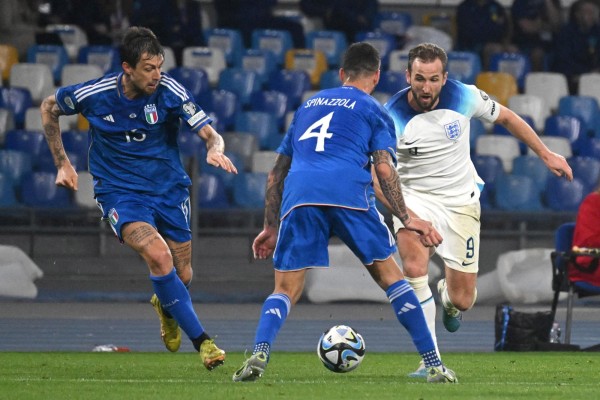 El delantero Harry Kane (d.) durante el partido ante Italia. El delantero Harry Kane (d.) durante el partido ante Italia.
