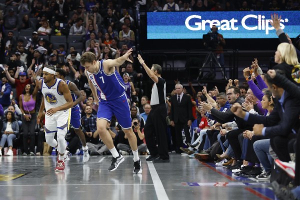 El jugador de los Sacramento Kings Sasha Vezenkov celebra un triple contra los Golden State Warriors. EFE/EPA/JOHN G. MABANGLO El jugador de los Sacramento Kings Sasha Vezenkov celebra un triple contra los Golden State Warriors. EFE/EPA/JOHN G. MABANGLO