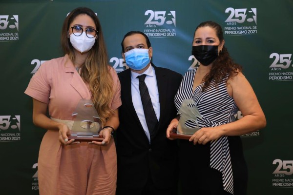 La periodista y editora de La Estrella de Panamá, Ivette Leonardi, el director de La Estrella de Panamá , Gerardo Berroa y la periodista de la sección investigativa, Marlene Testa La periodista y editora de La Estrella de Panamá, Ivette Leonardi, el director de La Estrella de Panamá , Gerardo Berroa y la periodista de la sección investigativa, Marlene Testa