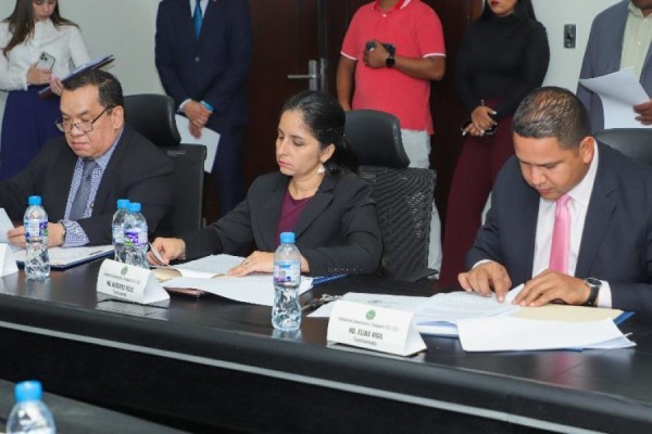 Los integrantes de la Comisión de Comunicación y Transporte de la Asamblea Nacional en sesión ordinaria. Los integrantes de la Comisión de Comunicación y Transporte de la Asamblea Nacional en sesión ordinaria.