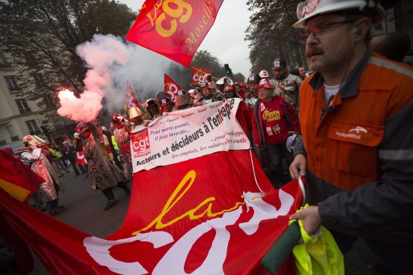Imagen de archivo de miembros del sindicato francés de la siderurgia en una manifestación de protesta en París. Imagen de archivo de miembros del sindicato francés de la siderurgia en una manifestación de protesta en París.