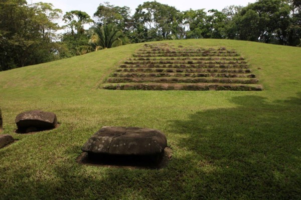 Fotografía de archivo fechada el 21 de junio de 2012 que muestra ruinas mayas en el sitio arqueológico Tak'alik A'baj, en la localidad de Retalhuleu (Guatemala). Fotografía de archivo fechada el 21 de junio de 2012 que muestra ruinas mayas en el sitio arqueológico Tak'alik A'baj, en la localidad de Retalhuleu (Guatemala).