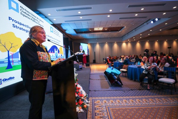 La directora para las Américas y el Caribe de ONU Mujeres, María-Noel Vaeza, habla durante el sexto Foro Global de Líderes sobre Ciudades Seguras y Espacios Públicos Seguros de ONU Mujeres, hoy en Quito (Ecuador). EFE/José Jácome. La directora para las Américas y el Caribe de ONU Mujeres, María-Noel Vaeza, habla durante el sexto Foro Global de Líderes sobre Ciudades Seguras y Espacios Públicos Seguros de ONU Mujeres, hoy en Quito (Ecuador). EFE/José Jácome.