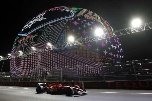 El piloto monegasco Charles Lecrerc (Ferrari) lideró unos atípicos segundos entrenamientos libres del GP de Las Vegas, que duraron noventa minutos, treinta más de lo normal, y en los que su compañero de equipo, el español Carlos Sainz, quedó segundo cinco décimas más lento, por delante del asturiano Fernando Alonso (Aston Martin), que terminó tercero, y el mexicano ‘Checo’ Pérez (Red Bull), cuarto. En una sesión que empezó dos horas y media después de lo previsto tras el incidente de Sainz en la primera sesión, cuyo monoplaza quedó dañado tras pasar por encima de una tapa de alcantarilla mal sellada, los pilotos salieron a pista desde el primer minuto para rodar lo que no habían podido probar en la primera sesión, cancelada tras apenas diez minutos en pista. Delante de no mucho público, los Ferrari, con el monegasco Charles Leclerc a la cabeza y con el español Carlos Sainz segundo, se pusieron primeros de una clasificación a la que rápidamente se encaramó el tricampeón del mundo, el neerlandés Max Verstappen (Red Bull), quien se llevó el mejor tiempo de la primera media hora con neumáticos medios (1:38.209), una décima menos que Leclerc. Todos querían estar en este novedoso trazado de la ciudad del juego estadounidense, al que sin embargo tardaron en llegar el británico Lando Norris y el australiano Oscar Piastri, compañeros de equipo en McLaren, quienes se quedaron en el garaje ajustando las alturas de los bajos. Mientras, Leclerc y Sainz, este último tendrá una penalización de al menos diez posiciones en la parrilla por cambiar la batería tras el incidente de la primera sesión, marcaban buenos tiempos y desalojaban de la primera posición a Verstappen, en una pugna a la que también se sumó el asturiano Fernando Alonso (Aston Martin), que se puso primero a falta de unos cuarenta minutos. Con neumáticos blandos, el tailandés Alex Albon (Williams), el británico Lewis Hamilton (Mercedes) y el mexicano ‘Checo’ Pérez (Red Bull) también se quisieron sumar a la fiesta y esto desencadenó algún que otro bloqueo de neumático en la frenada, con salidas de pista de Verstappen o Alonso. Sin embargo, ninguno de ellos pudo desbancar a los Ferrari, que intentaron, desde el principio, redimirse del incidente que había trastocado los planes de la primera sesión de la escudería italiana. Así, Leclerc marcó un tiempo 1:35.265 con el que comandó la segunda sesión de libres, en la que Sainz que fue 517 milésimas más lento y Alonso, 528, mientras el neerlandés Max Verstappen, líder absoluto del Mundial de Formula Uno, terminó sexto, a casi un segundo (918 milésimas) del piloto monegasco. El piloto monegasco Charles Lecrerc (Ferrari) lideró unos atípicos segundos entrenamientos libres del GP de Las Vegas, que duraron noventa minutos, treinta más de lo normal, y en los que su compañero de equipo, el español Carlos Sainz, quedó segundo cinco décimas más lento, por delante del asturiano Fernando Alonso (Aston Martin), que terminó tercero, y el mexicano ‘Checo’ Pérez (Red Bull), cuarto. En una sesión que empezó dos horas y media después de lo previsto tras el incidente de Sainz en la primera sesión, cuyo monoplaza quedó dañado tras pasar por encima de una tapa de alcantarilla mal sellada, los pilotos salieron a pista desde el primer minuto para rodar lo que no habían podido probar en la primera sesión, cancelada tras apenas diez minutos en pista. Delante de no mucho público, los Ferrari, con el monegasco Charles Leclerc a la cabeza y con el español Carlos Sainz segundo, se pusieron primeros de una clasificación a la que rápidamente se encaramó el tricampeón del mundo, el neerlandés Max Verstappen (Red Bull), quien se llevó el mejor tiempo de la primera media hora con neumáticos medios (1:38.209), una décima menos que Leclerc. Todos querían estar en este novedoso trazado de la ciudad del juego estadounidense, al que sin embargo tardaron en llegar el británico Lando Norris y el australiano Oscar Piastri, compañeros de equipo en McLaren, quienes se quedaron en el garaje ajustando las alturas de los bajos. Mientras, Leclerc y Sainz, este último tendrá una penalización de al menos diez posiciones en la parrilla por cambiar la batería tras el incidente de la primera sesión, marcaban buenos tiempos y desalojaban de la primera posición a Verstappen, en una pugna a la que también se sumó el asturiano Fernando Alonso (Aston Martin), que se puso primero a falta de unos cuarenta minutos. Con neumáticos blandos, el tailandés Alex Albon (Williams), el británico Lewis Hamilton (Mercedes) y el mexicano ‘Checo’ Pérez (Red Bull) también se quisieron sumar a la fiesta y esto desencadenó algún que otro bloqueo de neumático en la frenada, con salidas de pista de Verstappen o Alonso. Sin embargo, ninguno de ellos pudo desbancar a los Ferrari, que intentaron, desde el principio, redimirse del incidente que había trastocado los planes de la primera sesión de la escudería italiana. Así, Leclerc marcó un tiempo 1:35.265 con el que comandó la segunda sesión de libres, en la que Sainz que fue 517 milésimas más lento y Alonso, 528, mientras el neerlandés Max Verstappen, líder absoluto del Mundial de Formula Uno, terminó sexto, a casi un segundo (918 milésimas) del piloto monegasco.