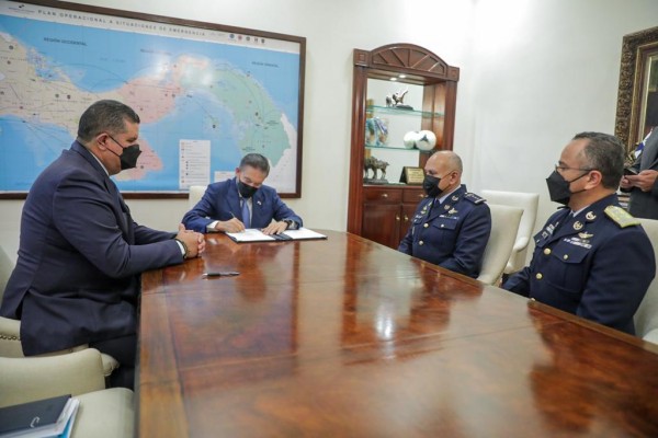 Cortizo se reunió la mañana de este jueves 22 de junio con el ministro de Seguridad, Juan Pino, Cárdenas y Urieta. Cortizo se reunió la mañana de este jueves 22 de junio con el ministro de Seguridad, Juan Pino, Cárdenas y Urieta.