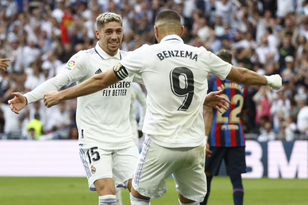 El delantero del Real Madrid Karim Benzema (d) celebra con su compañero Fede Valverde El delantero del Real Madrid Karim Benzema (d) celebra con su compañero Fede Valverde