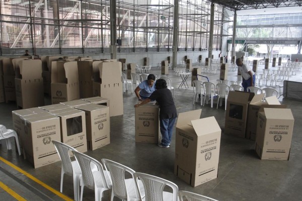 Funcionarios trabajan en un puesto de votación hoy, en el recinto de Plaza Mayor en Medellín (Colombia). Funcionarios trabajan en un puesto de votación hoy, en el recinto de Plaza Mayor en Medellín (Colombia).
