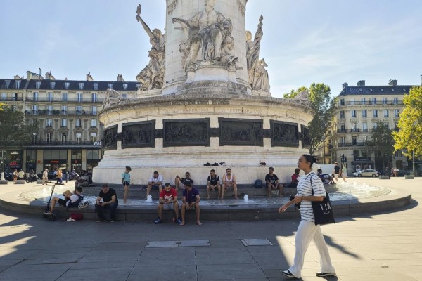 Varias personas se remojan este miércoles en una fuente ornamental de la plaza de la República de París (Francia), para hacer frente a la ola de calor. Varias personas se remojan este miércoles en una fuente ornamental de la plaza de la República de París (Francia), para hacer frente a la ola de calor.