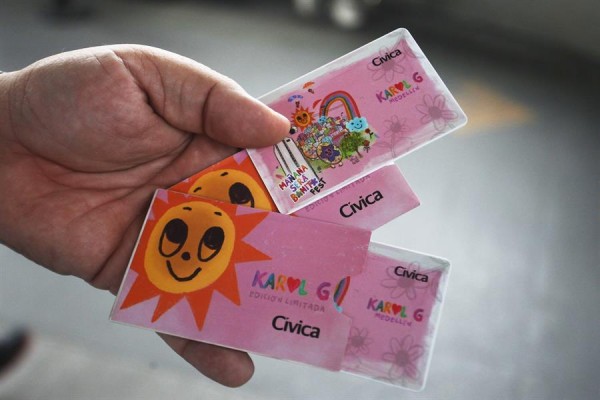 Una persona muestra tarjetas para el metro con diseños alusivos a Karol G Una persona muestra tarjetas para el metro con diseños alusivos a Karol G