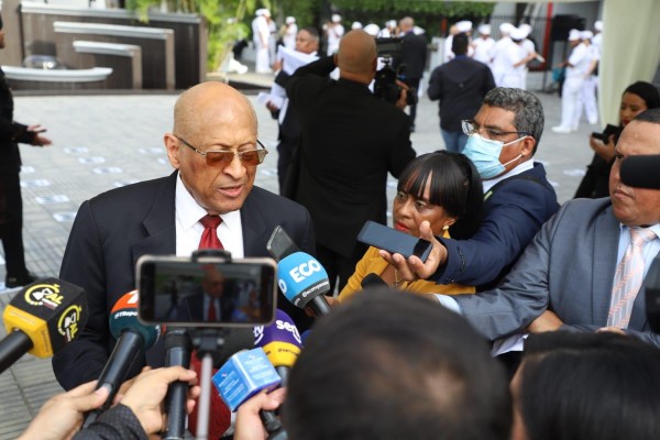 Héctor Alexander, titular del Ministerio de Economía y Finanzas a su llegada a la Asamblea Nacional este 1 de julio de 2023. Héctor Alexander, titular del Ministerio de Economía y Finanzas a su llegada a la Asamblea Nacional este 1 de julio de 2023.