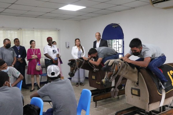 En la Academia dos alumnos hacen ejercicios sobre simuladores de caballos. En la Academia dos alumnos hacen ejercicios sobre simuladores de caballos.