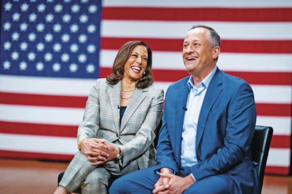 La vicepresidenta Kamala Harris y sus esposo Doug Emhoff La vicepresidenta Kamala Harris y sus esposo Doug Emhoff