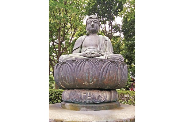 Sidharta Gautama, quien iluminado sería el Buda, aquí representado sobre una flor de loto. Sidharta Gautama, quien iluminado sería el Buda, aquí representado sobre una flor de loto.