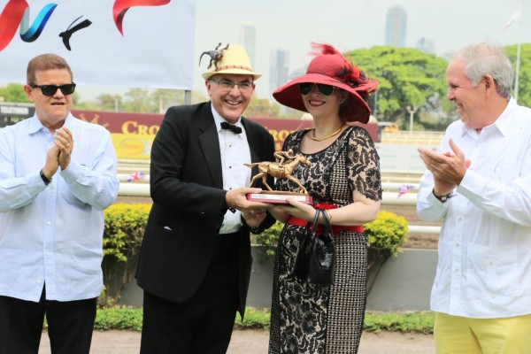 Allan Baitel entrega el trofeo a Ermitas Pérez, en representación del Fair Grounds Stable. Allan Baitel entrega el trofeo a Ermitas Pérez, en representación del Fair Grounds Stable.