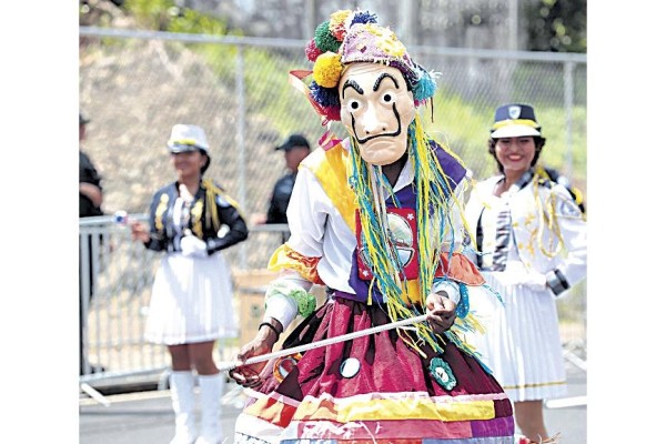 La danza del diablo espejo también fue expresada en los desfiles de calle 50. La danza del diablo espejo también fue expresada en los desfiles de calle 50.