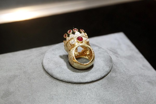 El anillo del rapero estadounidense Tupac Shakur, antes de salir a subasta en la casa Sotheby's, en Nueva York (EE.UU.). El anillo del rapero estadounidense Tupac Shakur, antes de salir a subasta en la casa Sotheby's, en Nueva York (EE.UU.).