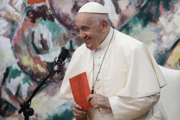 El Papa Francisco participa en una reunión con jóvenes miembros de la fundación educativa Scholas Occurrentes en Cascais, Portugal. El Papa Francisco participa en una reunión con jóvenes miembros de la fundación educativa Scholas Occurrentes en Cascais, Portugal.