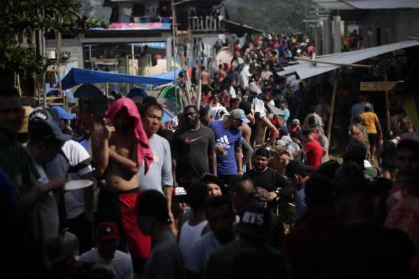 Migrantes hacen fila para ser registrados por agentes de migración tras cruzar la selva del Darién, en el pueblo indígena de Bajo Chiquito (Panamá), en una fotografía de archivo. Migrantes hacen fila para ser registrados por agentes de migración tras cruzar la selva del Darién, en el pueblo indígena de Bajo Chiquito (Panamá), en una fotografía de archivo.