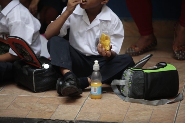 Los niños y adolescentes en edad escolar se ven expuestos a diario a consumir alimentos y bebidas sin etiquetado frontal de advertencia. Los niños y adolescentes en edad escolar se ven expuestos a diario a consumir alimentos y bebidas sin etiquetado frontal de advertencia.