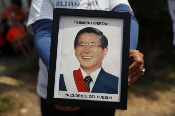 Fotografía de archivo en la que se registró a un seguidor del expresidente peruano Alberto Fujimori al sostener en sus manos una foto del exmandatario, en Lima (Perú). EFE/Paolo Aguilar Fotografía de archivo en la que se registró a un seguidor del expresidente peruano Alberto Fujimori al sostener en sus manos una foto del exmandatario, en Lima (Perú). EFE/Paolo Aguilar