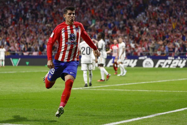 El delantero del Atlético de Madrid Álvaro Morata celebra su segundo gol ante el Real Madrid durante el partido de la sexta jornada de LaLiga. El delantero del Atlético de Madrid Álvaro Morata celebra su segundo gol ante el Real Madrid durante el partido de la sexta jornada de LaLiga.